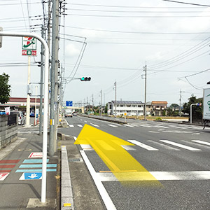 そのまま走行していただき、セブンイレブンの所の信号を通過してください。