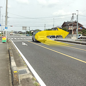 歩道橋を過ぎた一つ目の交差点を右折してください。