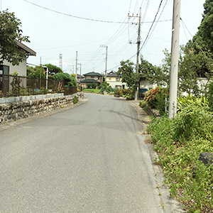 そのまま道なりに土手の方に向かって走ってください。