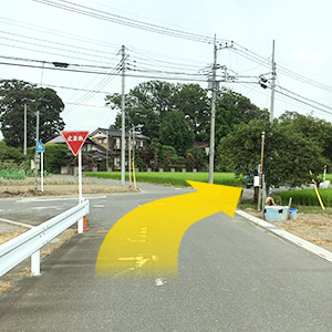 土手の手前の十字路を右折します。