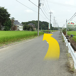 左前方に吉見接骨・整体院が見えます。